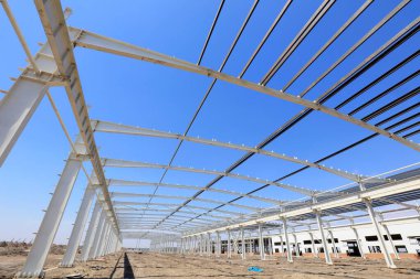 Mavi gökyüzünün altında çelik kiriş bağı, fotoğrafa yakın çekim