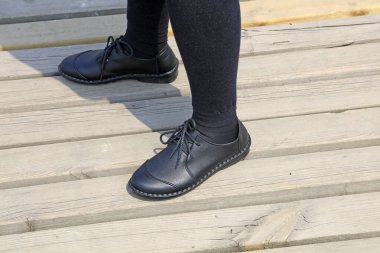 Bayan Siyah Ayakkabı, fotoğrafa yakın çekim.