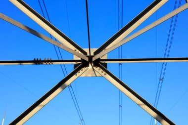 Mavi gökyüzünde elektrik kulesi
