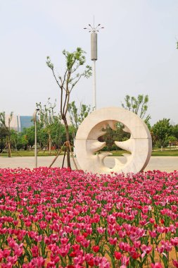 Kaya heykelleri ve laleler