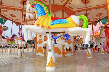 Lunaparkta hayvan modelliği için rota tesisi