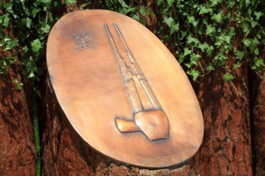 Parktaki bakır heykel