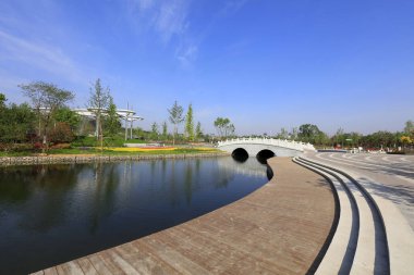 Çift kemerli taş köprü ve ahşap platform