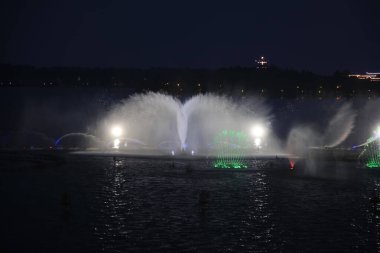 Göldeki müzik çeşmesi, fotoğrafa yakın çekim.