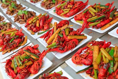 Kızarmış kerevit mutfakta.