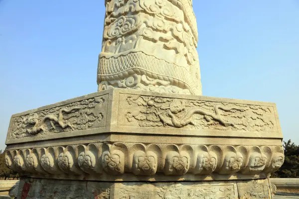 Çin antik ejderha heykeli