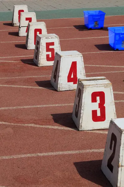 Kırmızı plastik pistteki parça numarası