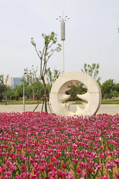 Kaya heykelleri ve laleler