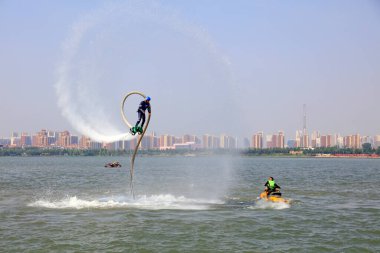 Tangshan - 19 Haziran: Su püskürtme özel efekt performansı, 19 Haziran 2016, Tangshan şehri, Çin