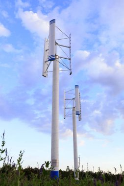 mavi gökyüzünün altında dikey rüzgar türbini