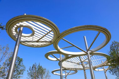 Dairesel çelik yapı, fotoğrafa yakın çekim.