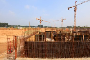 İnşaat alanlarında ahşap parantez 