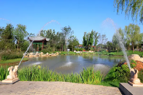 Parktaki peyzaj çeşmesi