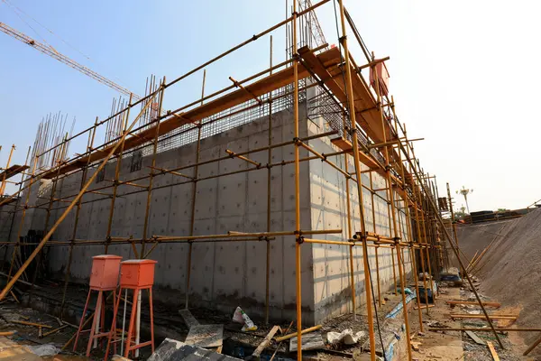 İnşaat alanında beton yapılar ve çelik boru desteği