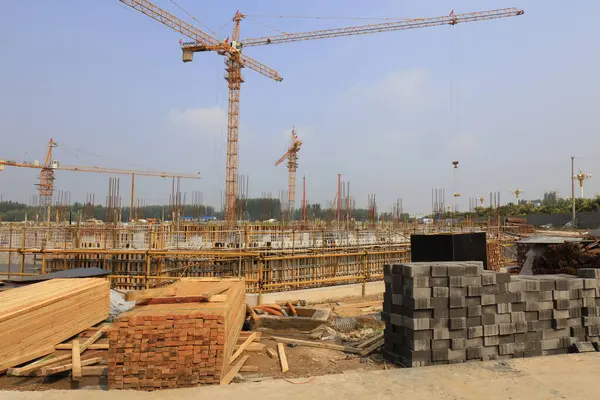 İnşaat alanında çelik boru iskelesi. 