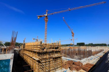 İnşaat alanı sahnesi, fotoğrafa yakın çekim.