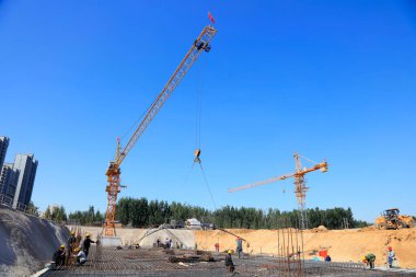 Luannan County - 28 Eylül 2016 'da inşaat işçileri ve kule vinci, 28 Eylül 2016' da, Luannan County, Hebei, Çin