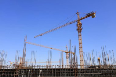 İnşaat alanında çelik parantez ve kule vinç