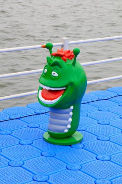 Şamandıradaki yeşil böceklerin plastik heykelleri.