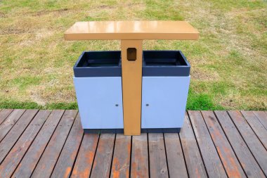 Çöp kutuları ve ahşap zemin