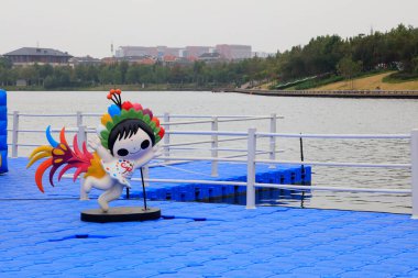 Plastik şamandıra güvertesinde çiçek perisi heykeli, Tangshan, Çin