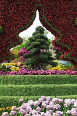 Eşitlikte yeşil bitki heykeli