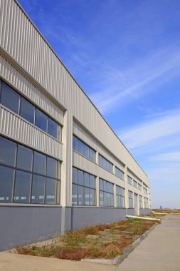 Mavi gökyüzünün altında fabrika inşaatı