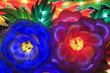 Çiçekler ve bitkiler feneri şekillendirir