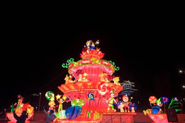 Çizgi film karakterleri fener şeklinde