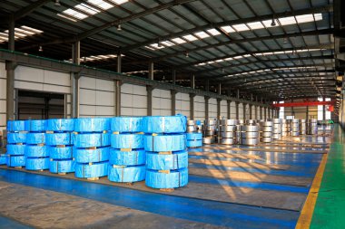 Fabrikada çelik soyuyorlar.