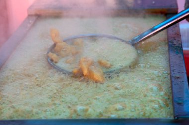 Mutfakta yağda kızartılmış yiyecekler.