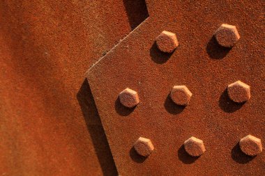 Oksitlenmiş paslı çelik plaka ve perçin.