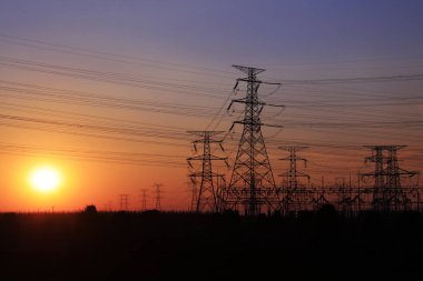 Akşamları elektrik kulesi silueti