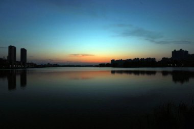 Akşamları rıhtım manzarası, Çin