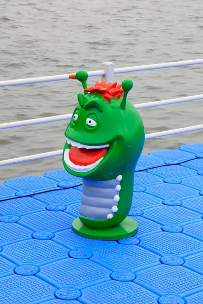 Şamandıradaki yeşil böceklerin plastik heykelleri.