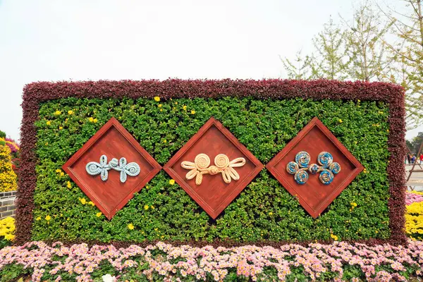 Çin geleneksel döngüsünün yeşil heykeli