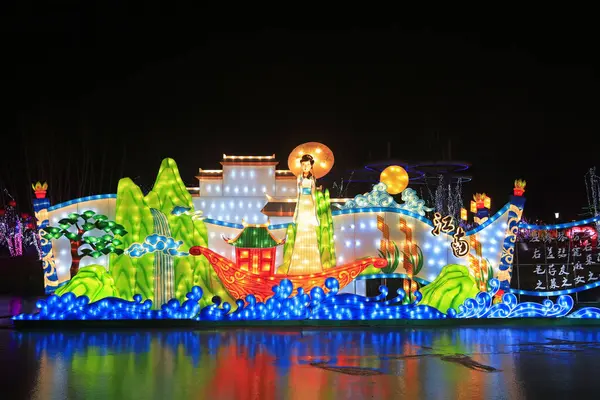 Mimari şekilli fener, fotoğrafa yakın çekim