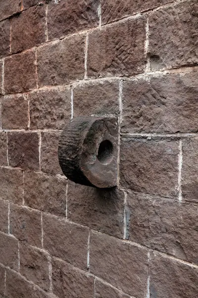 Duvarlarda taş işleme aletleri var..