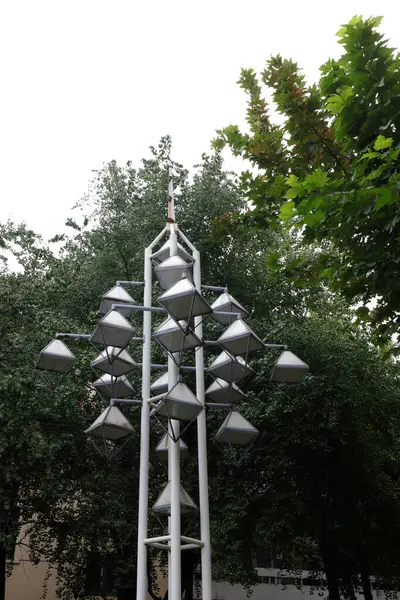 Parkta tuhaf görünümlü sokak lambaları