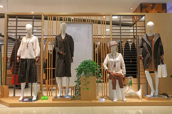 Tangshan - 2 Eylül 2017: Parlak ışıklandırmalı alışveriş merkezlerindeki mankenler, Tangshan, Hebei Eyaleti, Çin