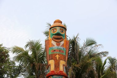 Parktaki tahta totem direkleri, Çin