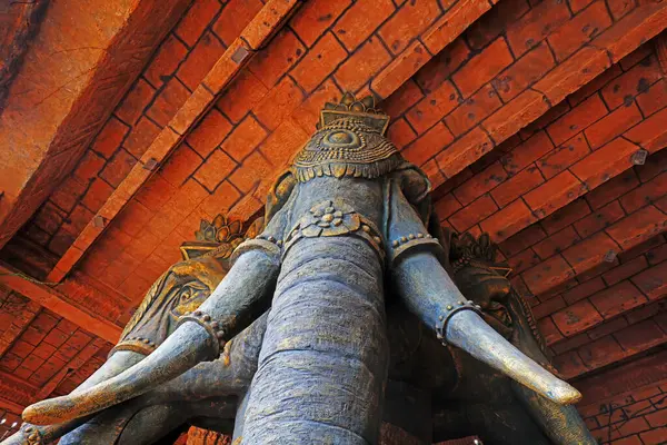 Sanya Şehri, Çin - 31 Mart 2019: Turistik bir bölgede fil heykeli, Sanya Şehri, Hainan Eyaleti, Çin