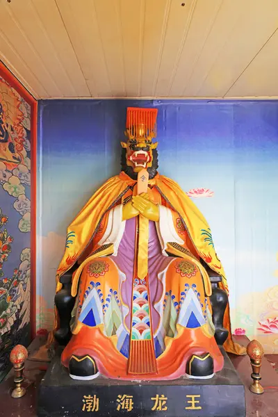 Bir tapınakta geleneksel Çin dini tanrıları