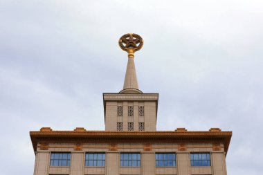 Pekin - 28 Haziran 2019: Pekin Halk Devrimci Askeri Müzesi 'nin çatısında beş köşeli yıldız, Çin