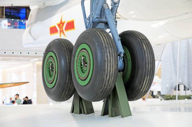 Halk Devrimci Askeri Müzesi, Pekin, Çin 'de uçak lastikleri.