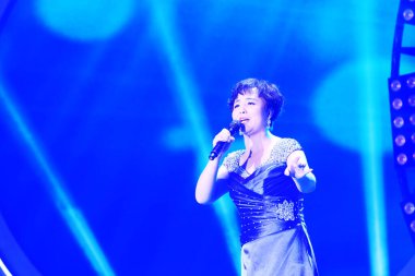 LUANNAN COUNTY - 3 Ocak 2014, Luannan Eyaleti, Hebei Eyaleti, Çin 'deki ChengZhaoCai büyük tiyatrosunda PingJu sanatçıları sahne alıyor..