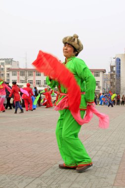 LUANNAN COUNTY - 7 Şubat 2014, Luannan Eyaleti, Hebei Eyaleti, Çin Yeni Yılı sırasında, insanlar renkli kıyafetler giyip, sokaklarda Yanko dansı yapıyorlar.