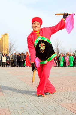 LUANNAN COUNTY - 27 Şubat 2015 tarihinde geleneksel Çin usulü Yanko dans gösterileri, Luannan County, Hebei Eyaleti, Chin