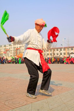 LUANNAN COUNTY - 6 Mart 2015 'te geleneksel Çin usulü Yanko dans gösterileri meydanda, Luannan County, Hebei, Chin