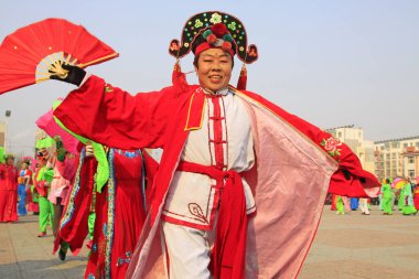 LUANNAN COUNTY - 6 Mart 2015 'te geleneksel Çin usulü Yanko dans gösterileri meydanda, Luannan County, Hebei, Chin
